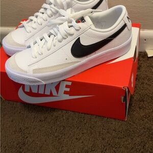 Nike White and Black Low-Top Sneakers